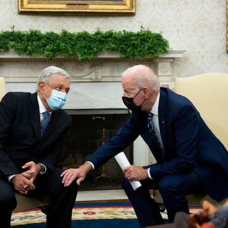 Biden pide apoyo a López Obrador ante una ola migratoria sin precedentes
