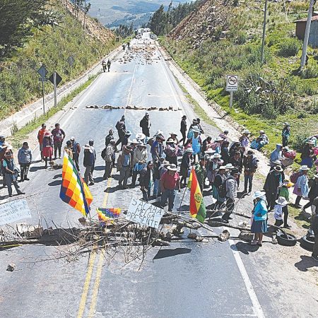 Bolivia denuncia escalada desestabilizadora a la democracia por bloqueos de "evistas"