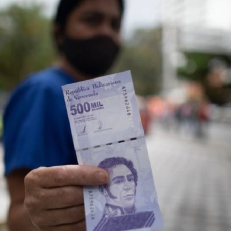 VOA: El uso del bolívar aumenta mientras los venezolanos tratan de rendir el dinero