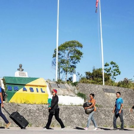 Bolsonaro dice que Argentina ayudaría más a Brasil si recibiera refugiados venezolanos