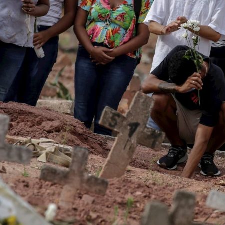 Brasil registró 4.195 muertes asociadas a la covid-19 en las últimas 24 horas, nuevo máximo diario, y acumula 336.947 fallecidos desde el inicio de la pandemia hace poco más de un año, informaron este martes fuentes oficiales. EFE