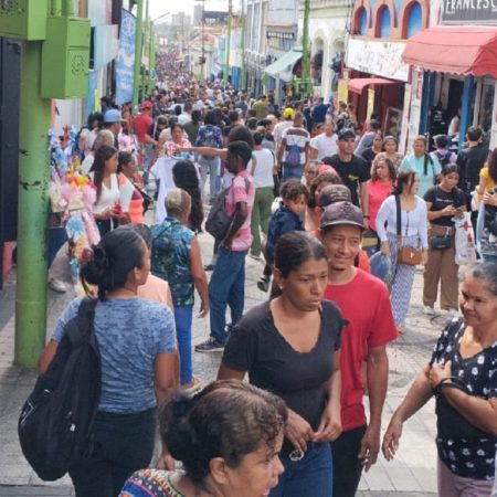 Parte del gentío que este lunes visitó el centro de Valencia.