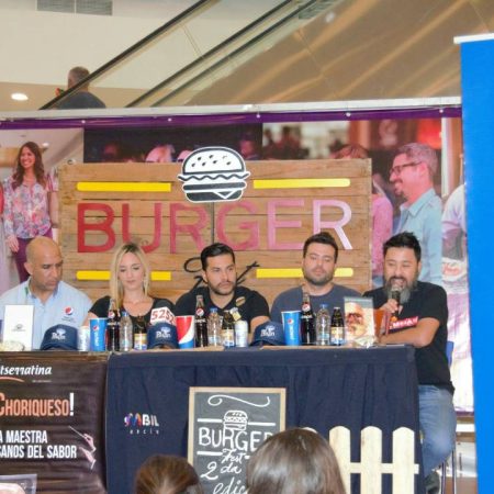 Elizabeth Pinto, locutora de La Mega; Héctor Ebbitar, representante de Empresas Polar; Ana Mato y Alejandro Jordán, organizadores; Ray Hevia, chef; y Rodrigo Guevara; locutor de La Mega (Foto Cortesía)