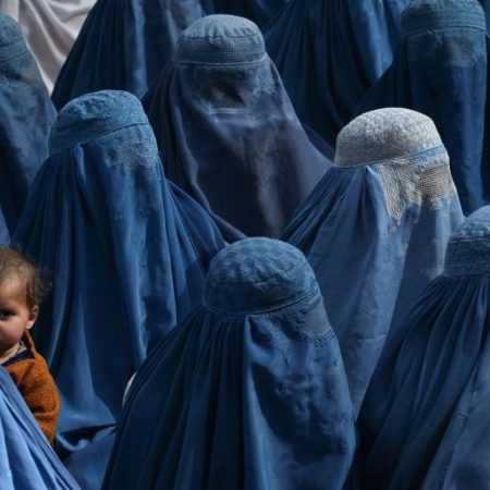 EE.UU. ve como una ofensa a derechos humanos el burka obligatorio en Afganistán