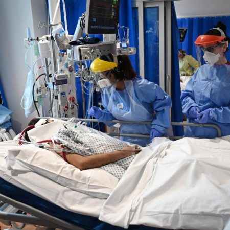 Llegan a EE.UU. con visa humanitaria padres de colombiana desahuciada