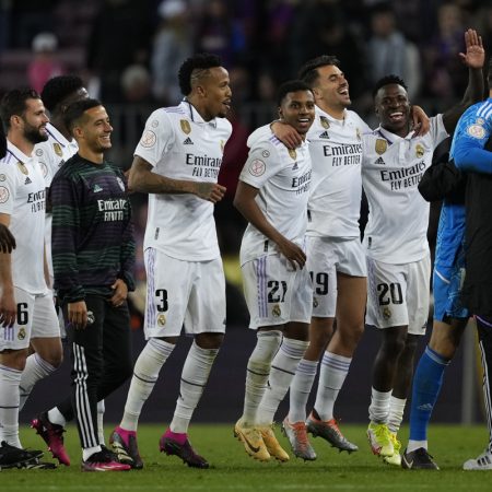 BARCELONA, 05/04/2023.- Los jugadores del Real Madrid celebran la victoria al término del partido de vuelta de la semifinal de la Copa del Rey de fútbol que FC Barcelona y Real Madrid han disputado este miércoles en el Camp Nou. EFE/Alejandro García