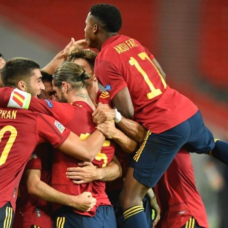 Jugadores de la selección española celebrando el tanto del empate frente a Alemania. / Foto EFE