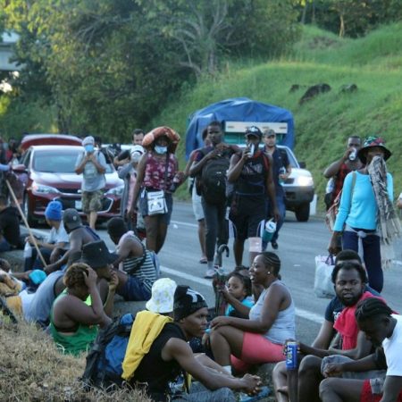 Caravanas migrantes avanzan por México en medio de obstáculos