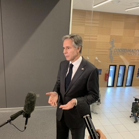 EE.UU. restringe visados para talibanes por coartar la educación de las niñas