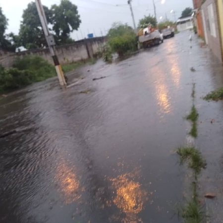 Cada vez que se desborda el canal las calles se inundan. (Foto cortesía)