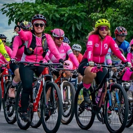 Venezolanas salen en motos y bicicletas para concienciar sobre el cáncer de mama
