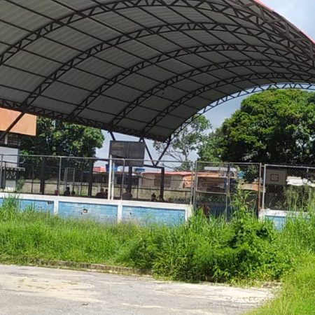 Complejo deportivo de La Isabelica en pleno abandono