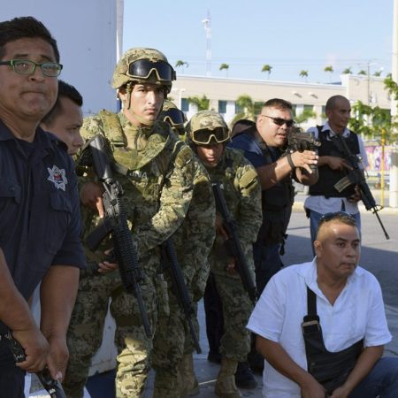 erupted ensuing an attack against the building of the Quintana Roo State Prosecution, in Cancun, Mexico, on January 17, 2017.
Foto: (AFP/ Erick Grajales)