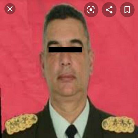 Se conoció que el coronel Richard Salazar y otras cuatro personas fueron detenidas por ser los presuntos responsables de transportar a 80 personas en tres autobuses, en medio de la cuarentena radical decretada esta semana por el COVID-19. (Cortesía)