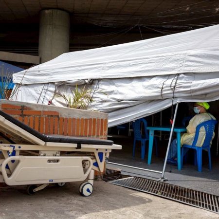 Un miembro del personal médico espera para atender pacientes con síntomas de covid-19 en una carpa ubicada en el Hospital Ana Francisca Pérez de León II, el 26 de marzo de 2021, en Caracas (Venezuela). EFE