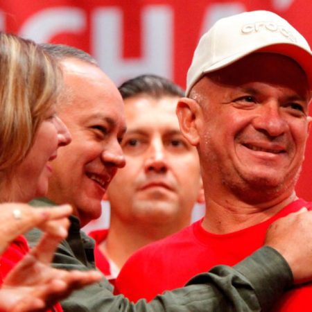 Hugo Carnaval recibido en Venezuela por sus compañero de PSUV) Foto referencial