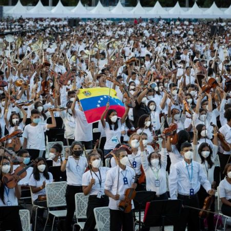 El Sistema de Orquestas Infantiles y Juveniles de Venezuela realizó un concierto con más de 12.000 músicos para buscar el Récord Guinness con la "orquesta más grande del mundo" (EFE/ Rayner Peña R)