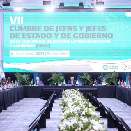 Celac avanzó en integración, pidió fin bloqueo a Cuba y diálogo en Venezuela