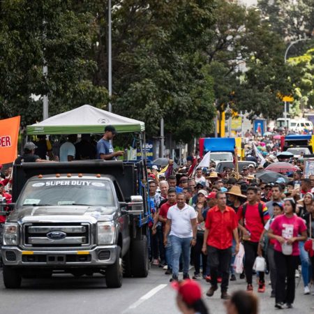 AME2551. CARACAS (VENEZUELA), 01/12/2024.- Manifestantes participan en una marcha en apoyo al presidente Nicolás Maduro este domingo, en Caracas (Venezuela). El chavismo llevó a cabo en Caracas, una manifestación "cultural" para celebrar los cuatro meses de la "gran victoria popular" en las presidenciales de julio y respaldar al mandatario Nicolás Maduro, cuya proclamada reelección es rechazada por la oposición mayoritaria y cuestionada por numerosos países. EFE/ Ronald Peña R