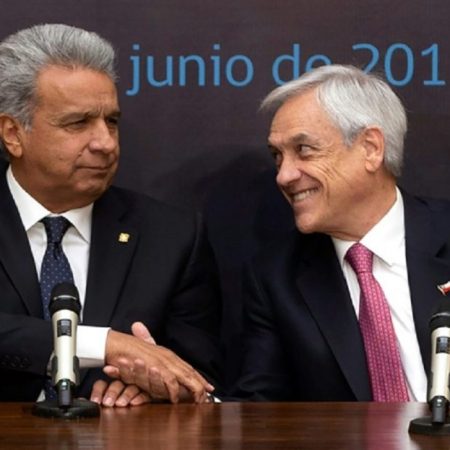 El presidente de Chile Sebastian Piñera (d) y el de Ecuador Lenin Moreno se saludan en Santiago el 6 de junio de 2019. AFP