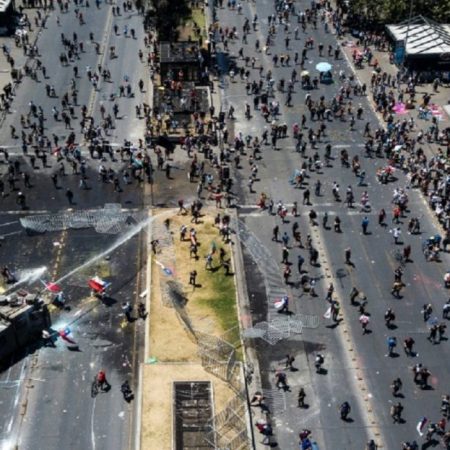 La policía chilena lanza agua a los manifestantes el 12 de noviembre de 2019 en Santiago. AFP