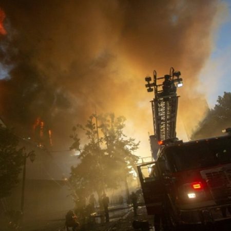 Bomberos combaten el fiego en un edificio en el centro de Santiago, cerca del palacio presidencial, el 28 de octubre de 2019. AFP