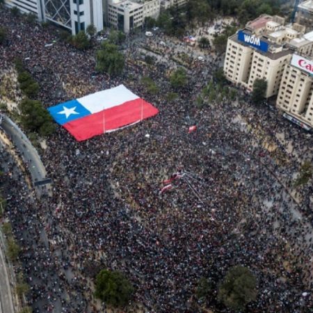 Vista aérea de personas manifestándose con una bandera nacional chilena gigante contra el gobierno del presidente chileno Sebastián Piñera en Santiago, el 8 de noviembre de 2019. AFP