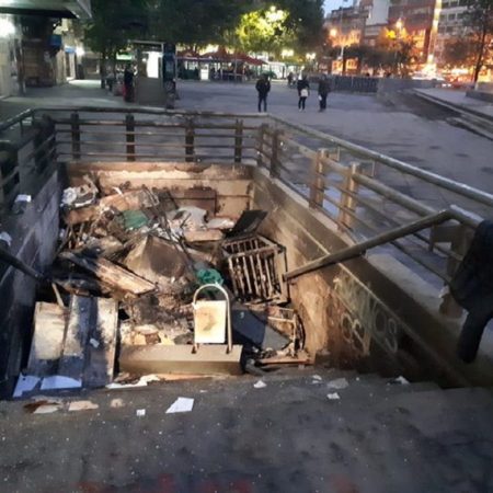 Estación del metro con acceso bloqueado por destrozos en Chile. / Foto: @alvarez_monse
