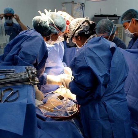 Fotografía cedida por la Fundación Cardiovascular de Colombia que muestra a un grupo de cirujanos mientras realizan una cirugía a la niña Carol Mariana Acosta este martes, en Bucaramanga (Colombia). EFE