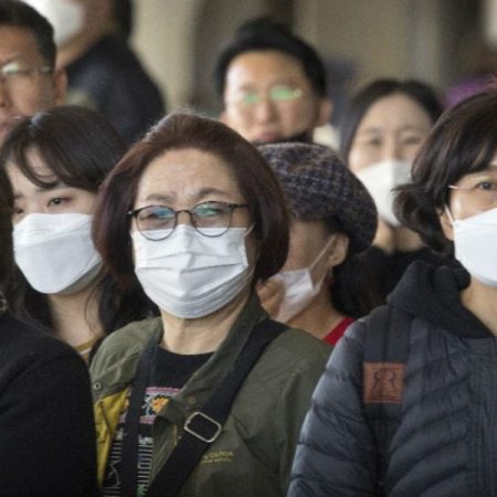 Las personas usan mascarillas para protegerse del virus. (Foto referencial)
