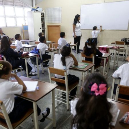 Maduro prevé la vuelta a las clases presenciales en octubre