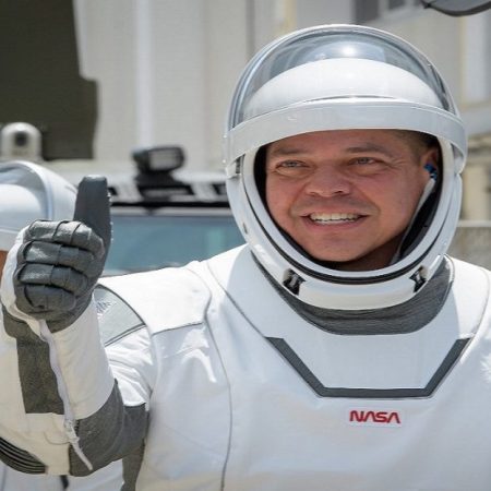 Los astronautas de la NASA Robert Behnken (R) y Douglas Hurley, vestidos con trajes espaciales SpaceX, son vistos cuando salen de las operaciones Neil A. Armstrong y Checkout Building para el complejo de lanzamiento 39A para abordar la nave espacial SpaceX Crew Dragon para el lanzamiento de la misión Demo-2, en mayo 30, 2020, en el Centro Espacial Kennedy de la NASA en Florida. AFP