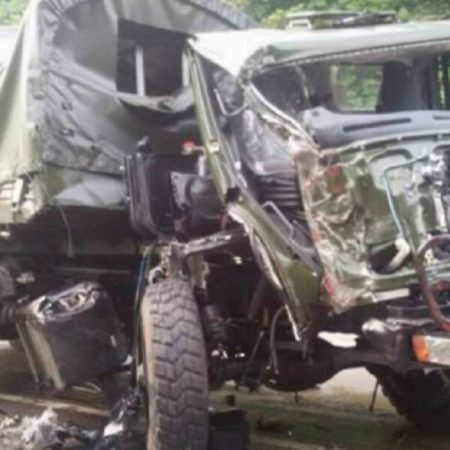 El accidente se produjo al quedarse sin frenos el vehículo, dijo el conductor de la unidad de carga. (Cortesía)