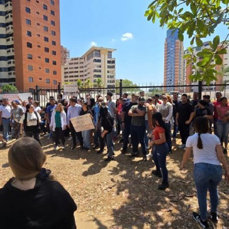Los manifestantes frente al complejo. (Foto cortesía)