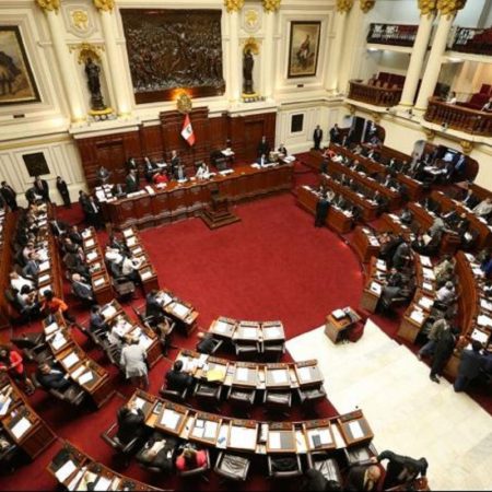 Murió congresista de Perú durante debate de voto de investidura del Gobierno
