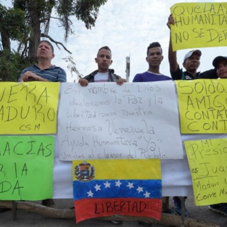 People demonstrate against Venezuelan President Nicolas Maduro and in favor of receiving humanitarian aid in Cucuta, Colombia, on the border with Tachira, Venezuela, on February 8, 2019. - Venezuelan military officers blocked a bridge on the border with Colombia ahead of an anticipated humanitarian aid shipment, as opposition leader Juan Guaido stepped up his challenge to President Nicolas Maduro's authority. (Photo by Raul ARBOLEDA / AFP)