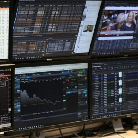 Un corredor de bolsa de Londres sigue la evolución de las cotizaciones en una pantalla informática el 10 de diciembre de 2019. AFP