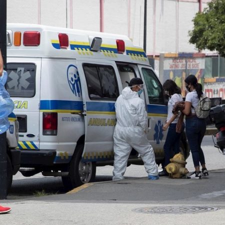 Un trabajador sanitario asiste a dos mujeres al ingresar a una ambulancia frente a la Clínica Popular de Catia, el 28 de septiembre de 2020 en Caracas (Venezuela). EFE