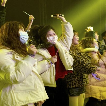 La gente escucha a una banda durante un concierto bajo techo en Wuhan, en la provincia central de Hubei en China, el 1 de enero de 2021. AFP