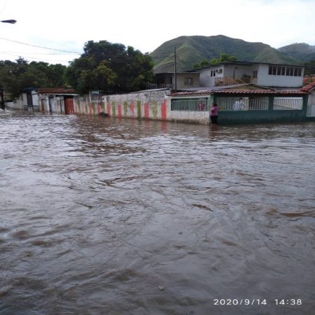 Desbordamiento del río El Limón en Aragua. (Foto cortesía Crónica Uno)