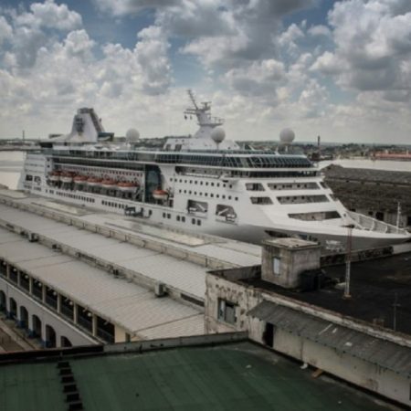 El crucero "Empress of the seas" se prepara para zarpar del puerto de La Habana, el 5 de junio de 2019. AFP