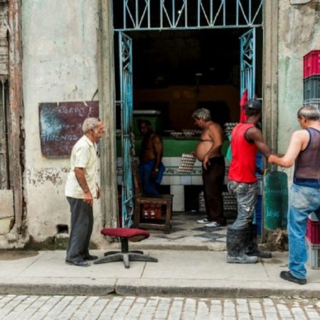 Cubanos compran huevos en una tienda de La Habana,  Foto AFP