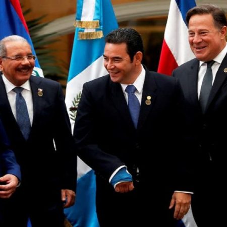 El expresidente de Guatemala y secretario general del SICA, Vinicio Cerezo; el presidente de República Dominicana, Danilo Medina; el presidente de Guatemala, Jimmy Morales; y el presidente de Panamá, Juan Varela, posan para la foto oficial este miércoles, durante la Cumbre de Jefes de Estado y de Gobierno del Sistema de Integración Centroamericana (SICA), en Ciudad de Guatemala (Guatemala). EFE