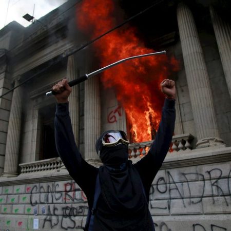 Cientos de manifestantes tomaron e incendiaron el Congreso de Guatemala