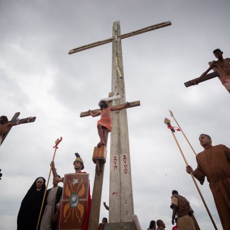 Caraqueños suben las cuestas de un barrio para presenciar la pasión de Cristo