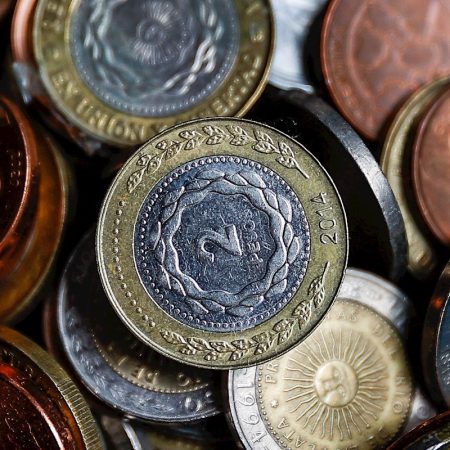 Peso argentino, la moneda "igual a un dólar" que hoy no vale medio centavo