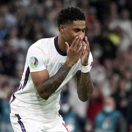 Marcus Rashford lamentándose tras fallar un penalti para la selección inglesa en la final de la Eurocopa. / Foto EFE