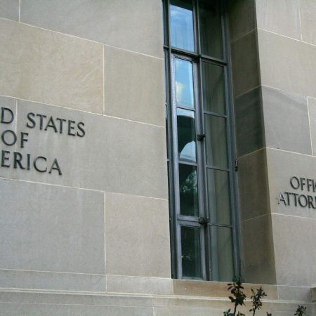 Fiscalía de EE.UU. pide mantener secreto el texto que motivó registro a Trump
