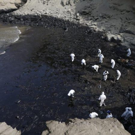Repsol acuerda compensación con mil familias afectadas por derrame en Perú