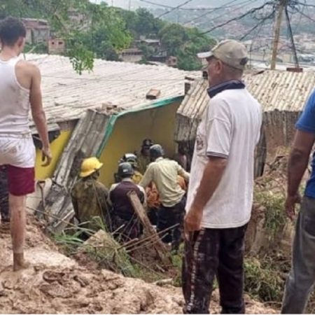 Parte de una casa que presentaba filtraciones se cayó al deslizarse la montaña contigua al inmueble l Foto fuente policial